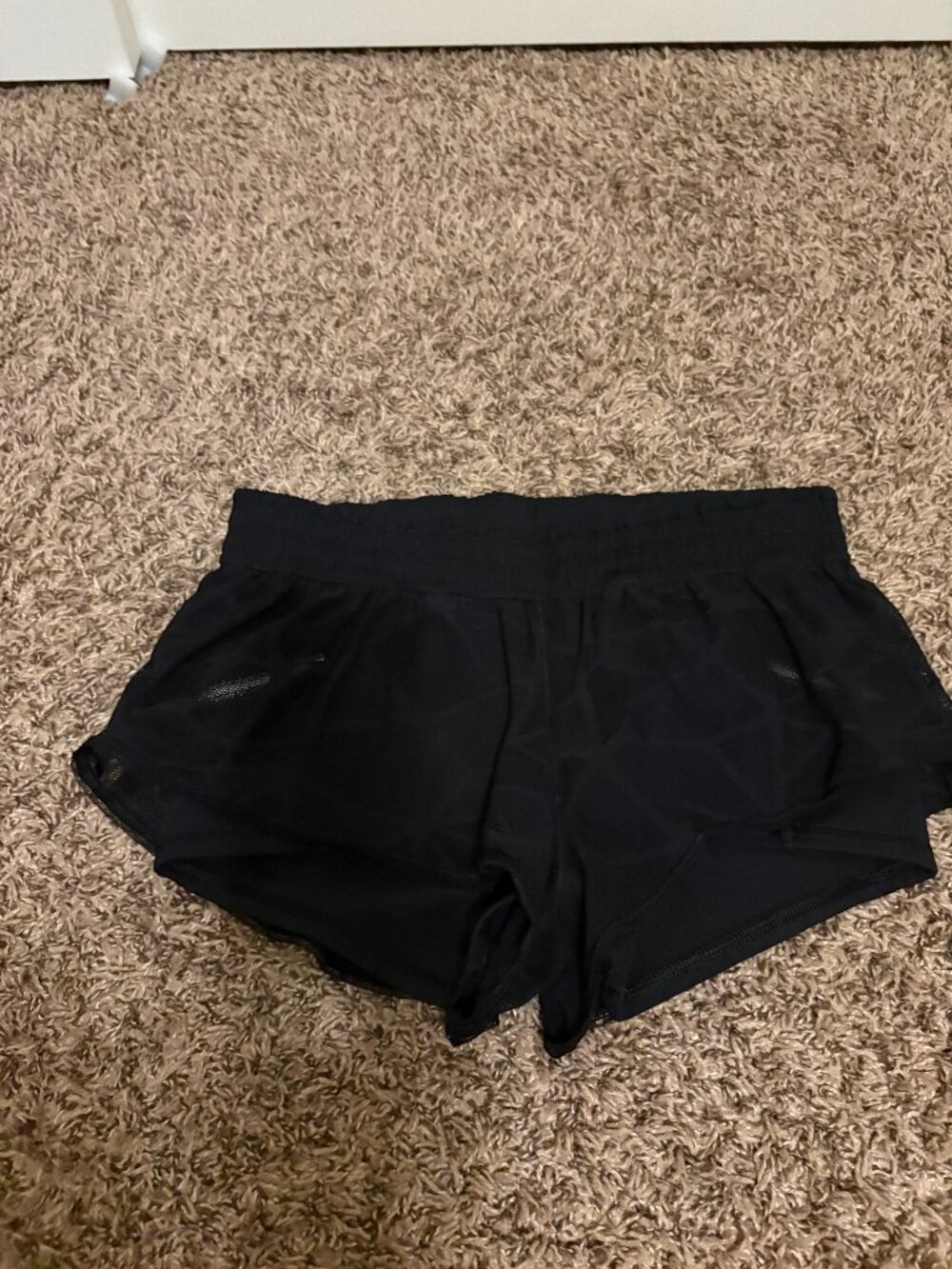 LuLuLemon Hotty Hot Shorts Size 6 Black Mesh Overlay Elastic Waist Neutral